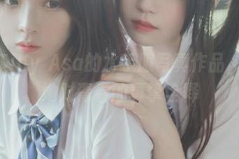 追随Tiny Asa的水手服写真作品，感受她对青春的真挚诠释